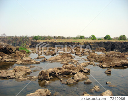 世界上最大的三個瀑布 - 維多利亞瀑布（在旱季期間在瀑布的瀑布上行走） 7240086