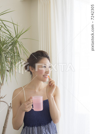 A woman who brushes on the morning window side 7242305