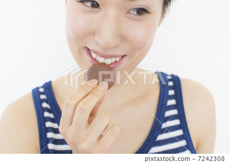 女人吃巧克力 7242308