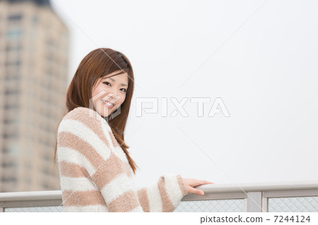 Rooftop ladies 7244124