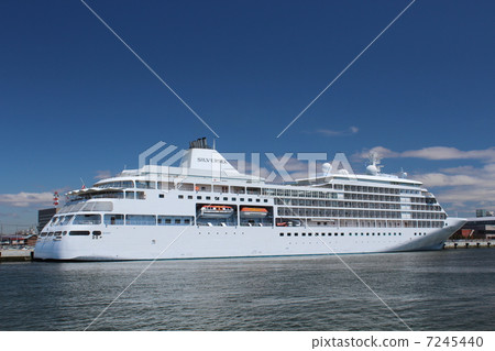 Luxury cruise ship Silver · Shadow 7245440