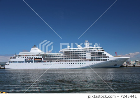 Luxury cruise ship Silver · Shadow 7245441