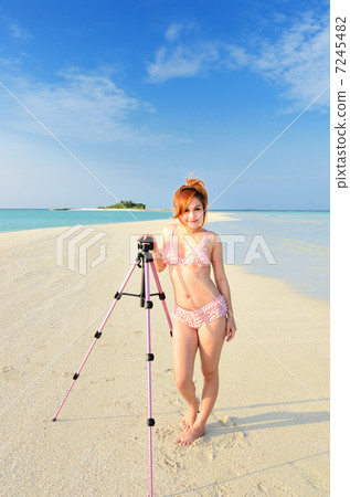 年輕比基尼女人馬爾代夫 7245482