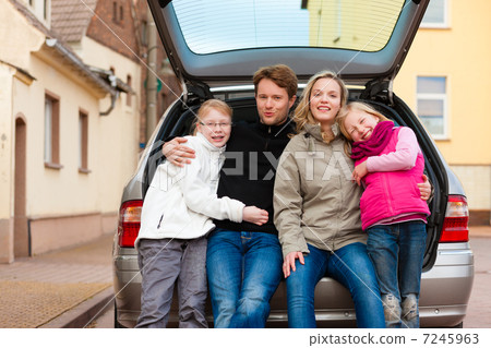 Family on a car trip sitting in the back 7245963
