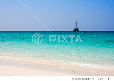 sailboat on the horizon on a sunny day 7249918
