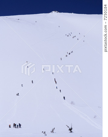 Skiers who climb the slopes of Hakuba Norikura Skiers who climb the slopes of Hakuba Norikura 7250184