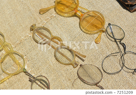 Antique round glasses Antique round glasses 7251209