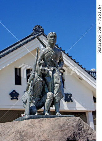 Statue of white horse gods (Aizu Wakamatsu station in front) 7251367