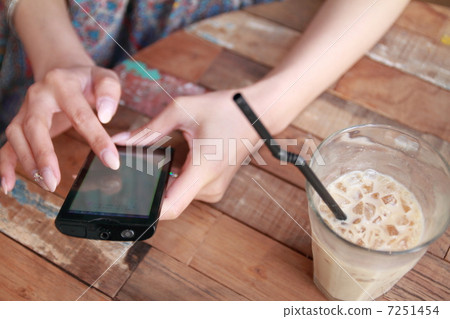 操作智能手機的婦女的手 7251454