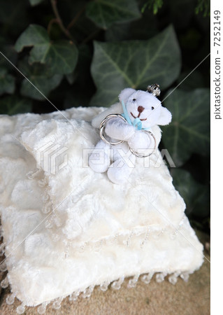 Bear's ring pillow 7252149