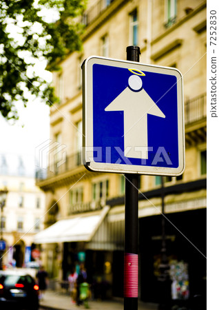 The sign of 'Angel' at the street corner of Paris 7252830