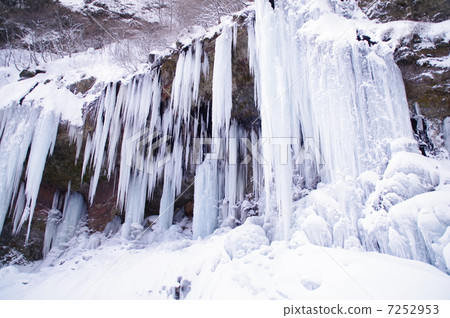 Yunii河谷的冰柱 7252953