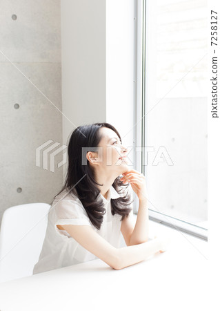 thinking woman 7258127