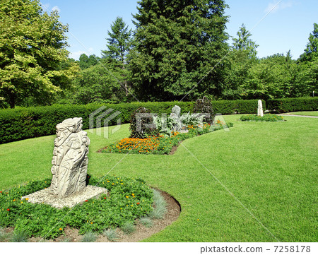 Park with Amazing Garden 7258178