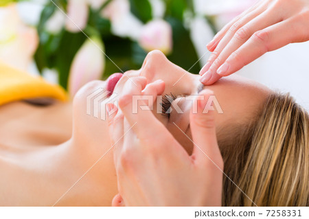 Wellness - woman getting head massage in Spa Wellness - woman getting head massage in Spa 7258331