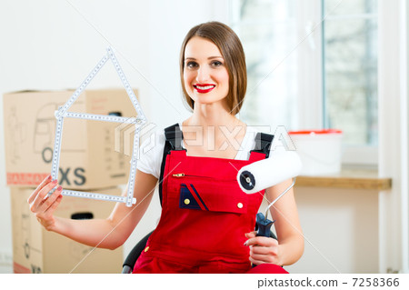 Woman with moving box in her house 7258366