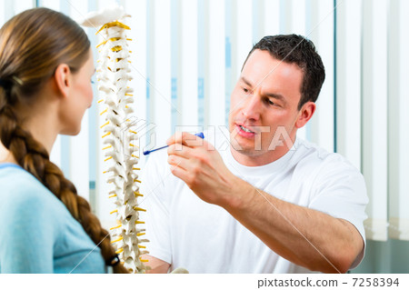 Advice - patient at the physiotherapy 7258394