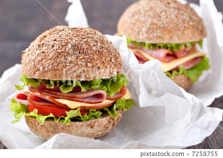 Sandwich with bacon and vegetables 7258755