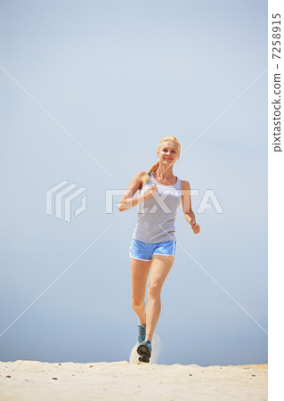 girl runs 7258915