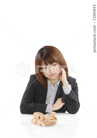 交通事故的一名陰沉的婦女 交通事故的一名陰沉的婦女 7260945