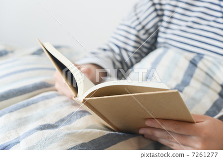 一個女人在床上看書 7261277
