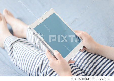 Tablet on bed 7261278