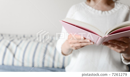 Reading in bed 7261279