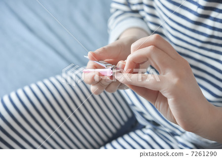 在床上剪指甲 7261290