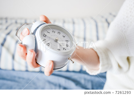 有鬧鐘的一名婦女 7261293