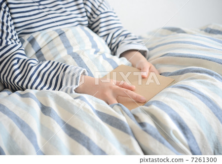在床上看書 在床上看書 7261300