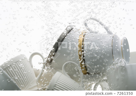 用泡沫包裹的菜餚 7261350