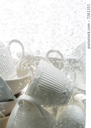 用泡沫包裹的菜餚 7261351