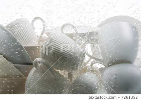 用泡沫包裹的菜餚 7261352