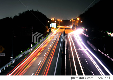 在高速公路上的夜景 7261361