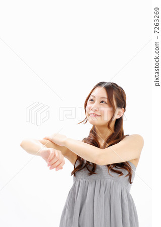 女孩觸摸他們的下臂 女孩觸摸他們的下臂 7263269