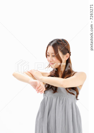 Girls touching their lower arms 7263271