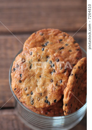 Soy sauce flavored sesame rice crackers in a glass cup 7264810