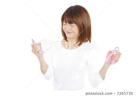 一位年輕女士握緊了手抓手 7265730