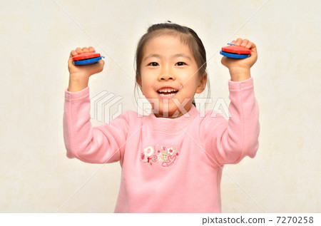 Girl playing with castanet 7270258