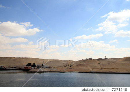 View the Saudi desert from the Suez Canal 7271548
