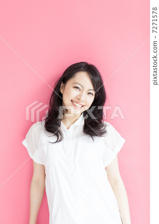 A woman with a smile 7271578