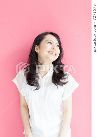 A woman with a smile 7271579