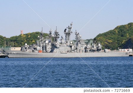 Escort ship entrance to Takase 7271669