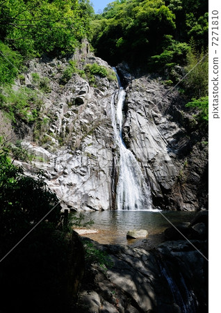 新鮮的綠色和科巴瀑布 新鮮的綠色和科巴瀑布 7271810