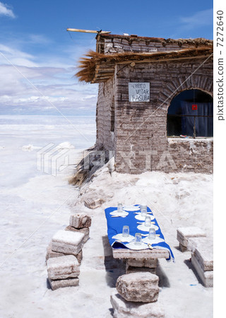 椅子由鹽和午餐製成在桌子上 7272640