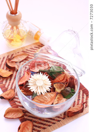 Potpourri with essential oil and aroma diffuser Potpourri with essential oil and aroma diffuser 7273030