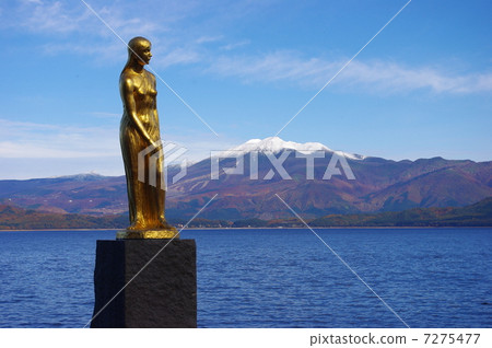 Tatsuzo Tazawa雕像和秋田Komagatake Tatsuzo Tazawa雕像和秋田Komagatake 7275477