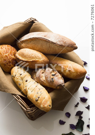 Bread in a basket 7276061