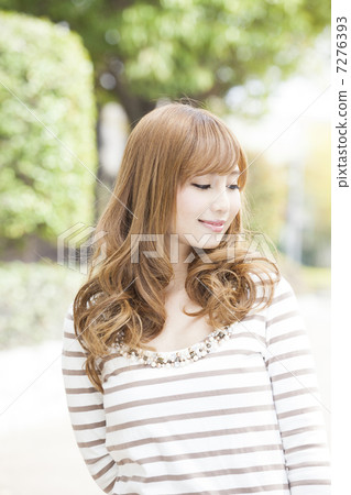 Brown hair lady's portrait (outdoor) Brown hair lady's portrait (outdoor) 7276393