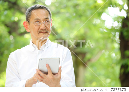 使用片劑的老人 使用片劑的老人 7277875